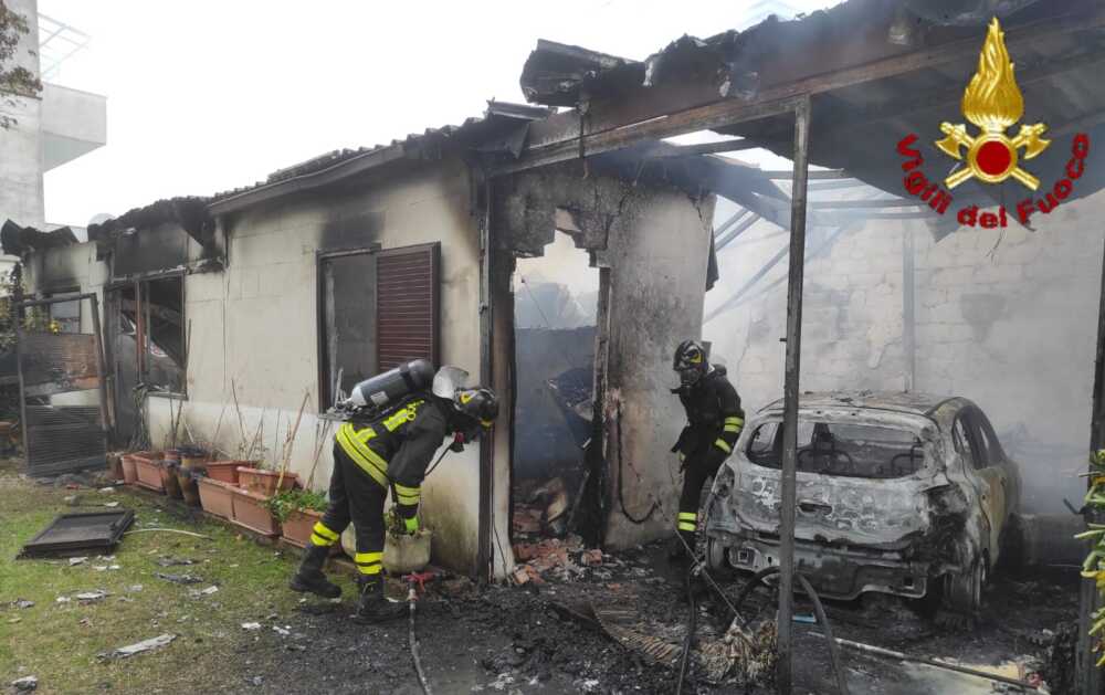Incendio in una villetta di Fregene, i pompieri di Cerveteri evacuano tre persone