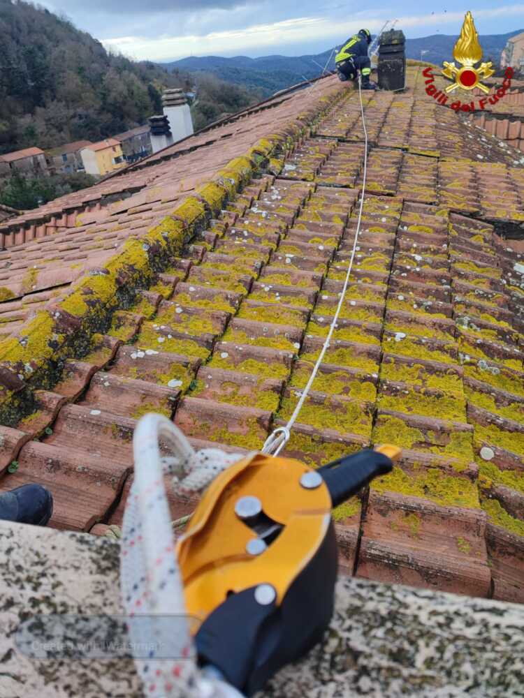 tetto allumiere tegole vvf vigili fuoco pompieri