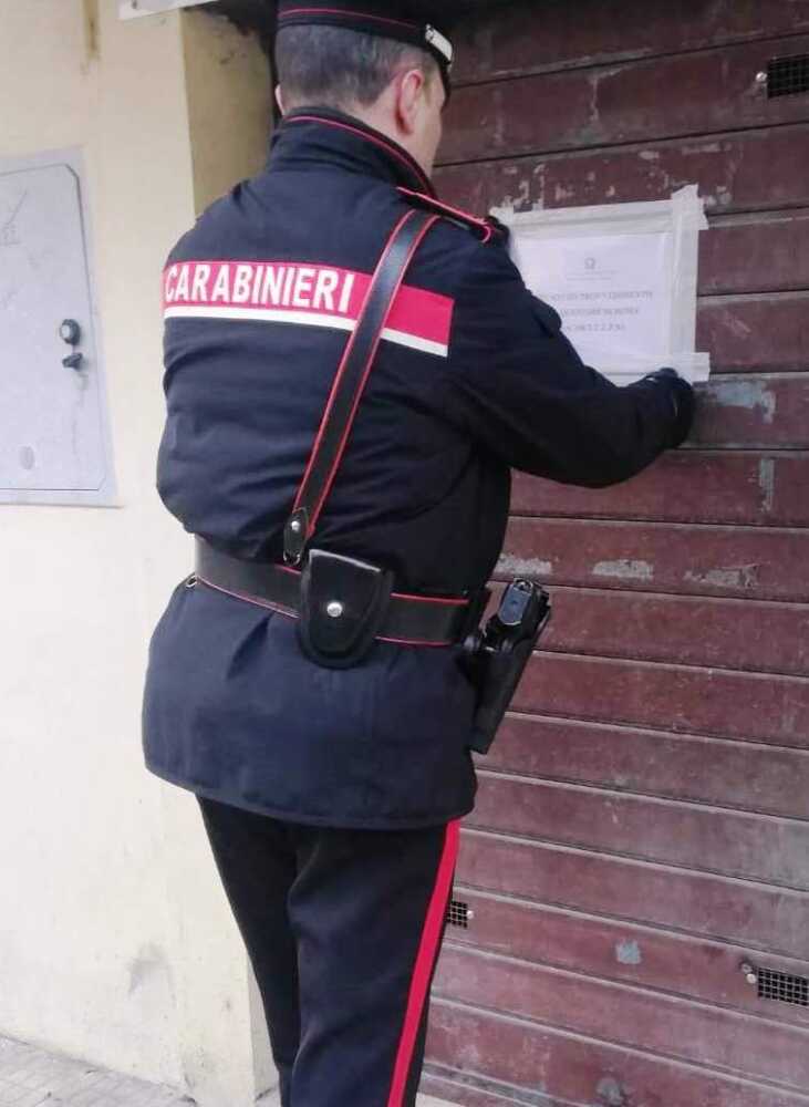 BRACCIANO – Carabinieri appongono sigilli al negozio BRACCIANO - Carabinieri appongono sigilli al negozio