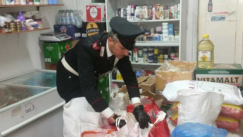 FRASCATI – Controlli esercizi commerciali a Tor Bella Monaca FOTO DI REPERTORIO (3) crabinieri negozi controllati