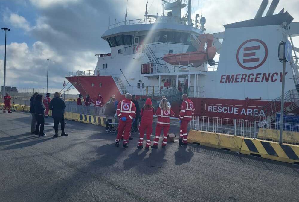 La Life Support verso Civitavecchia con 178 migranti salvati in Libia