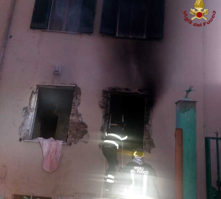 Esplosione in una palazzina de La Rustica, i pompieri estraggono una persona ferita