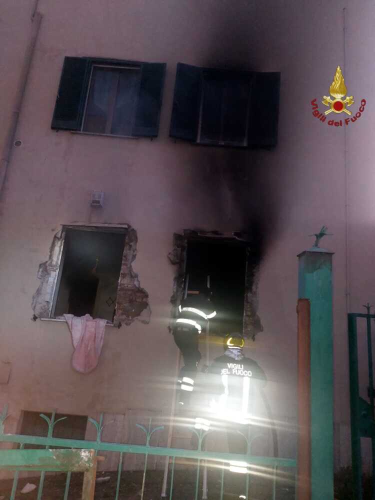 esplosione palazzina la rustica vvf vigili fuoco pompieri 2 esplosione palazzina la rustica vvf vigili fuoco pompieri 2