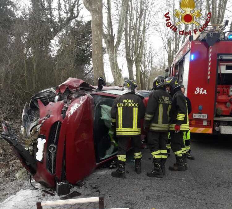 Incidente con auto ribaltata sulla Settevene a Trevignano: donna ferita