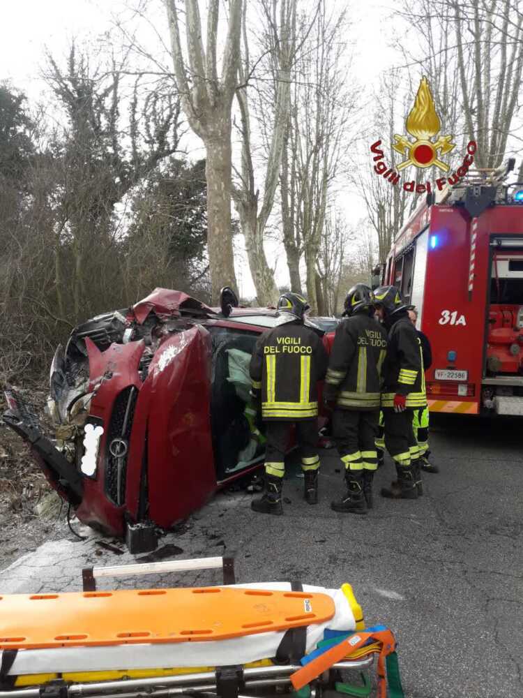 incidente vvf vigili fuoco pompieri barella incidente vvf vigili fuoco pompieri barella