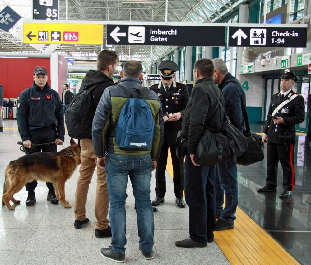 CP AEROPORTI – Controlli dei Carabinieri presso l’aeroporto di Fiumicino (2) CP AEROPORTI - Controlli dei Carabinieri presso l'aeroporto di Fiumicino (2)