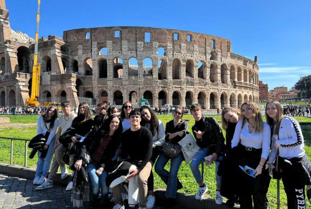 Gli studenti dell’Alberghiero di Ladispoli spiegano i Fori imperiali ai turisti