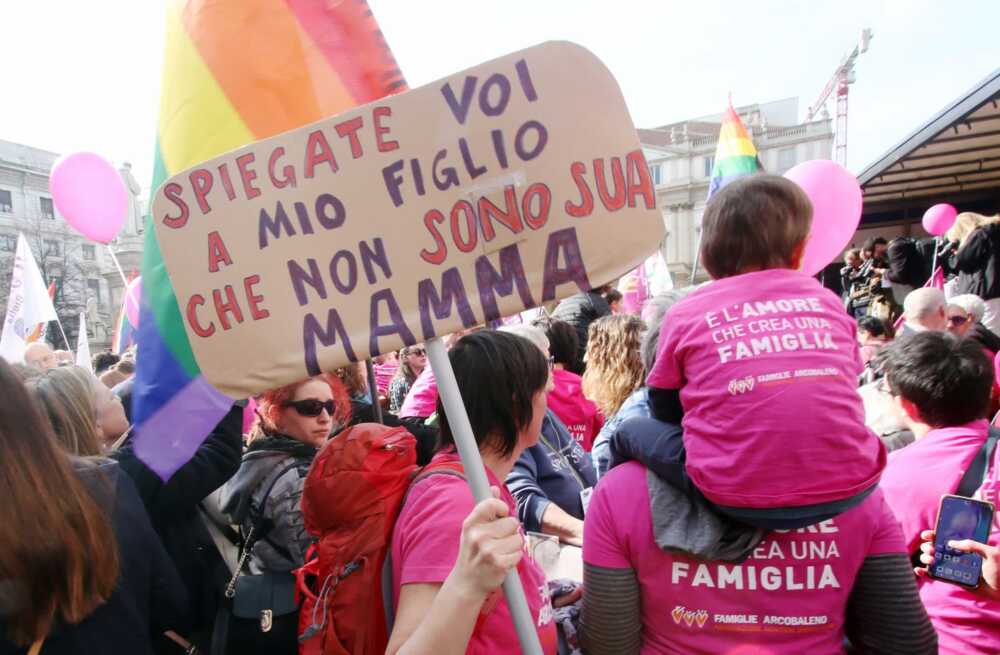 MILANO-MANIFESTAZIONE-LGBTQ- coppie omogenitoriali MILANO-MANIFESTAZIONE-LGBTQ- coppie omogenitoriali