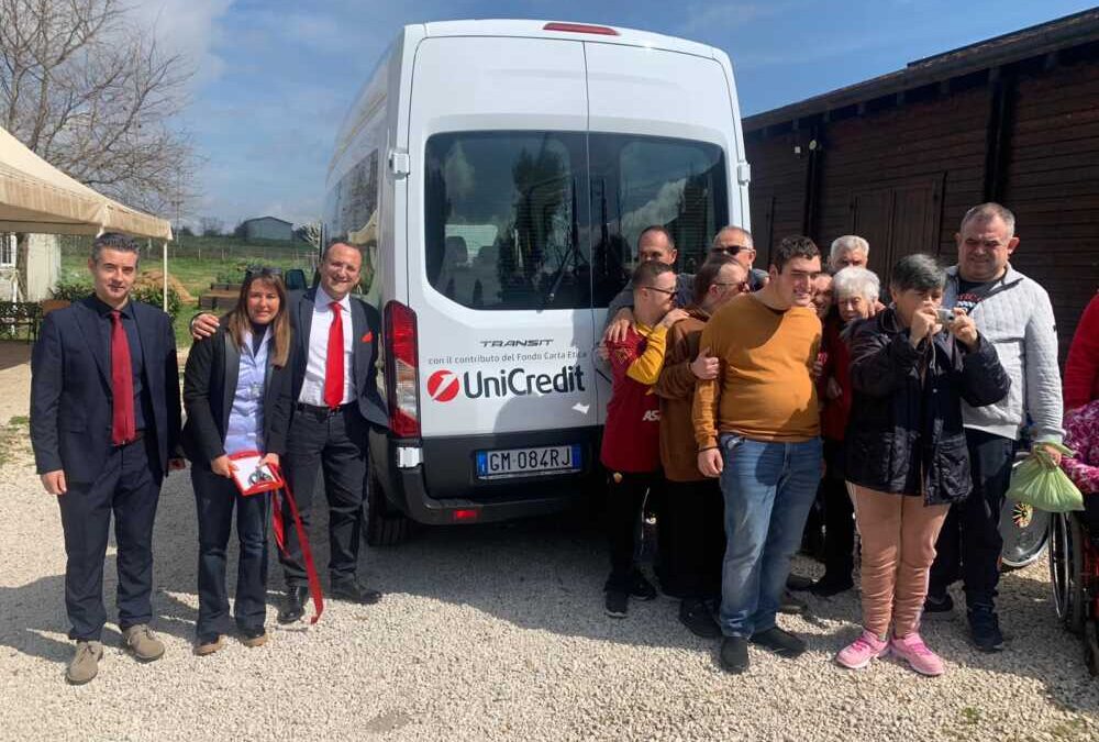Bracciano: UniCredit dona un pulmino alla Onlus AAIS