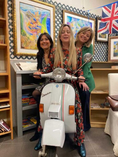 tris autrici in vespa