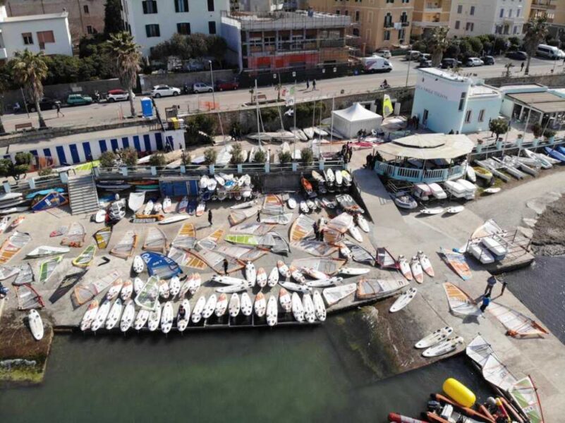 lega navale dall'alto con vele