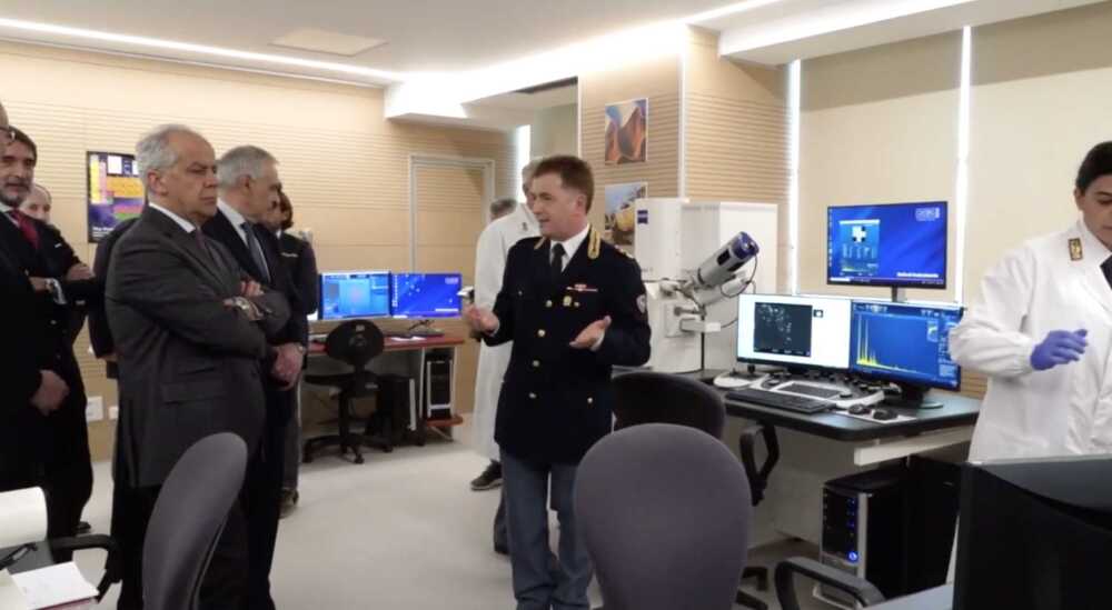 polizia scientifica laboratorio piantedosi
