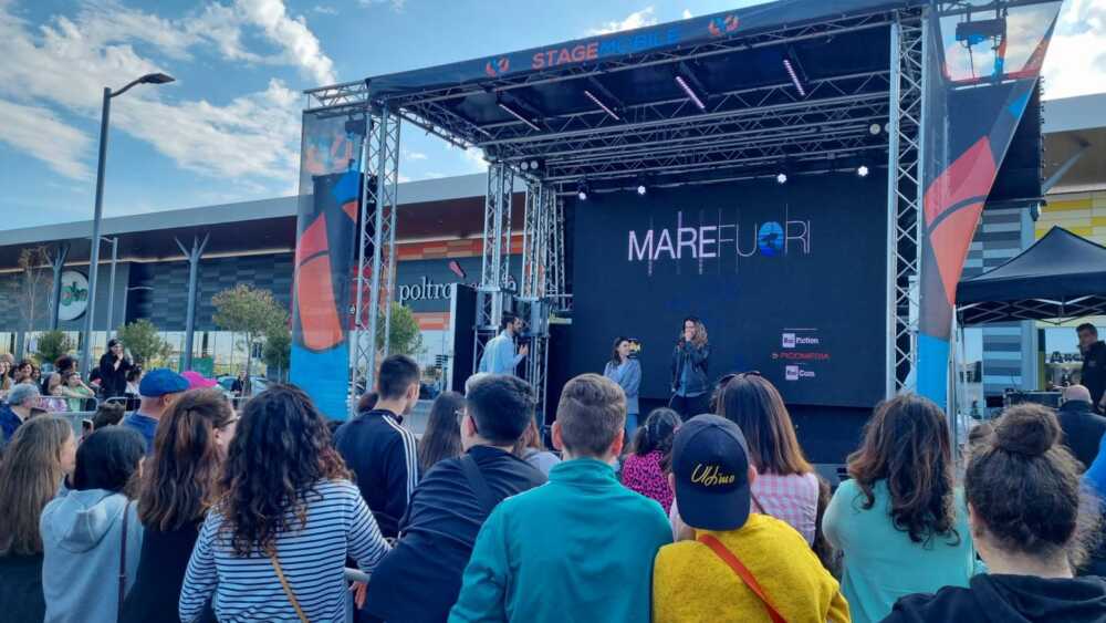 Bagno di folla al Da Vinci di Fiumicino per il cast di “Mare Fuori”