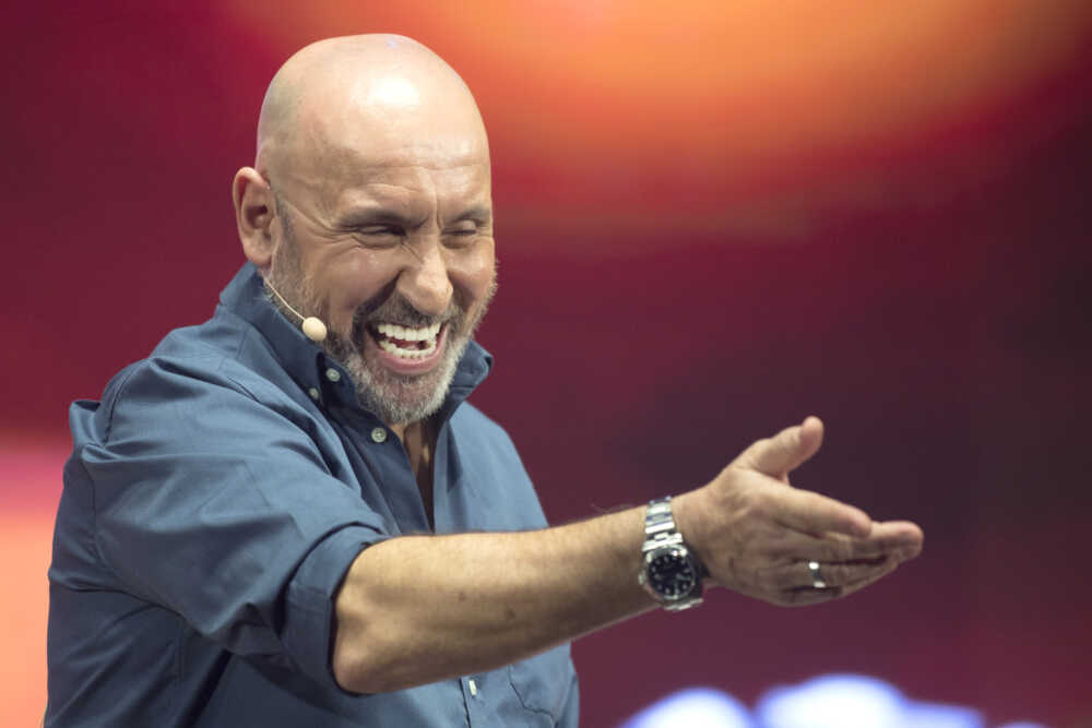 “Ai miei tempi non era così”: a Civitavecchia torna Maurizio Battista