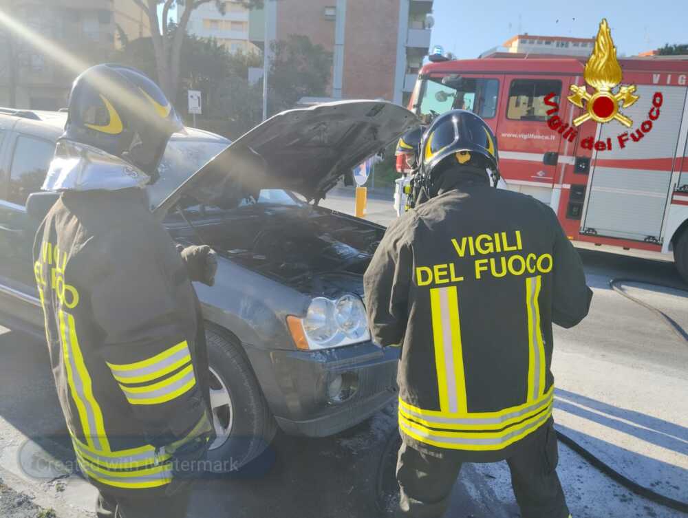 auto in fiamme civitavecchia vvf vigili fuoco pompieri auto in fiamme civitavecchia vvf vigili fuoco pompieri