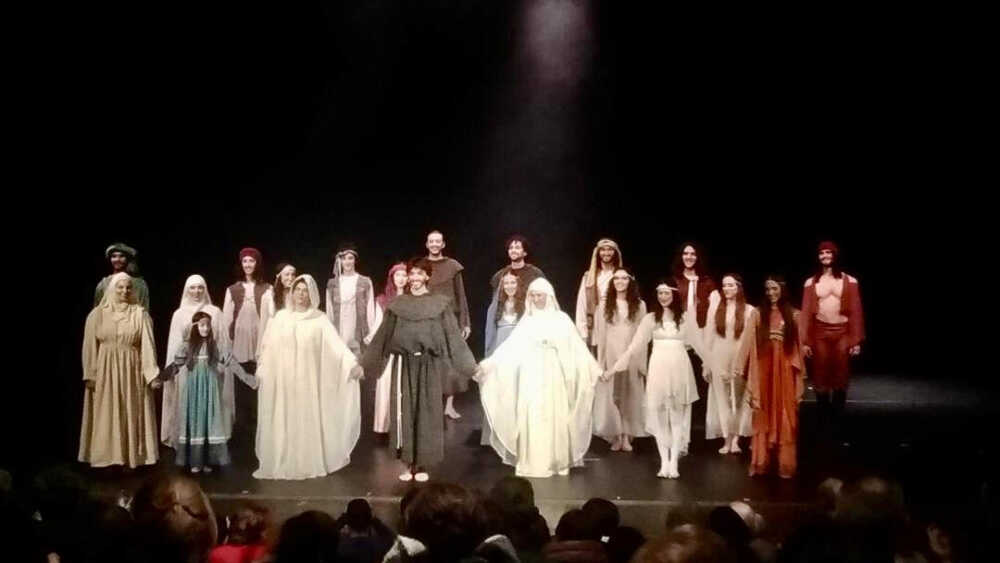Teatro, al Traiano di Civitavecchia standing ovation per il musical “Chiara di Dio”
