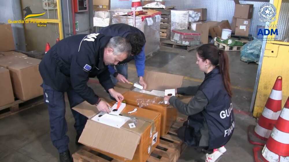 Made in Italy violato da prodotti contraffatti: 55 denunce all’aeroporto di Fiumicino nel 2022