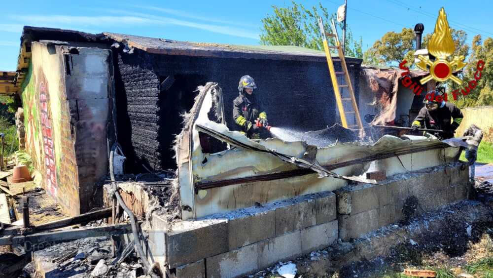 incendio roulotte civitavecchia incendio roulotte civitavecchia