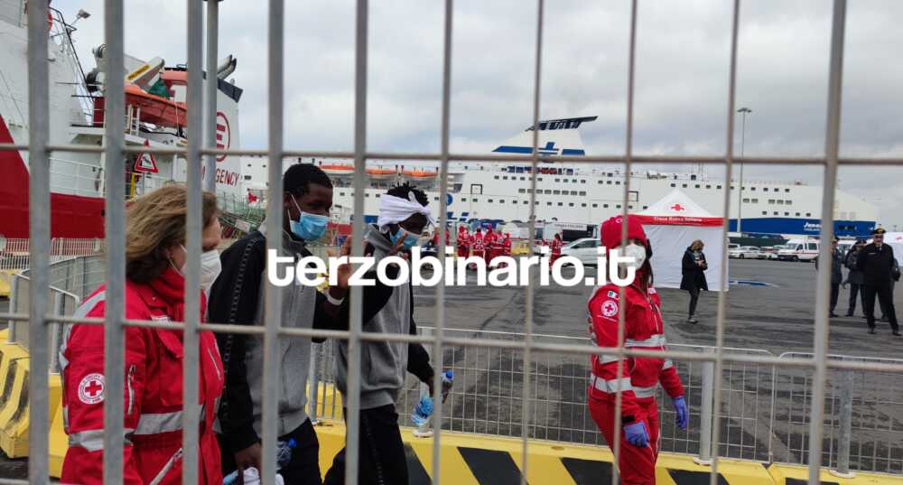 sbarco migranti civitavecchia emergency life support (4)