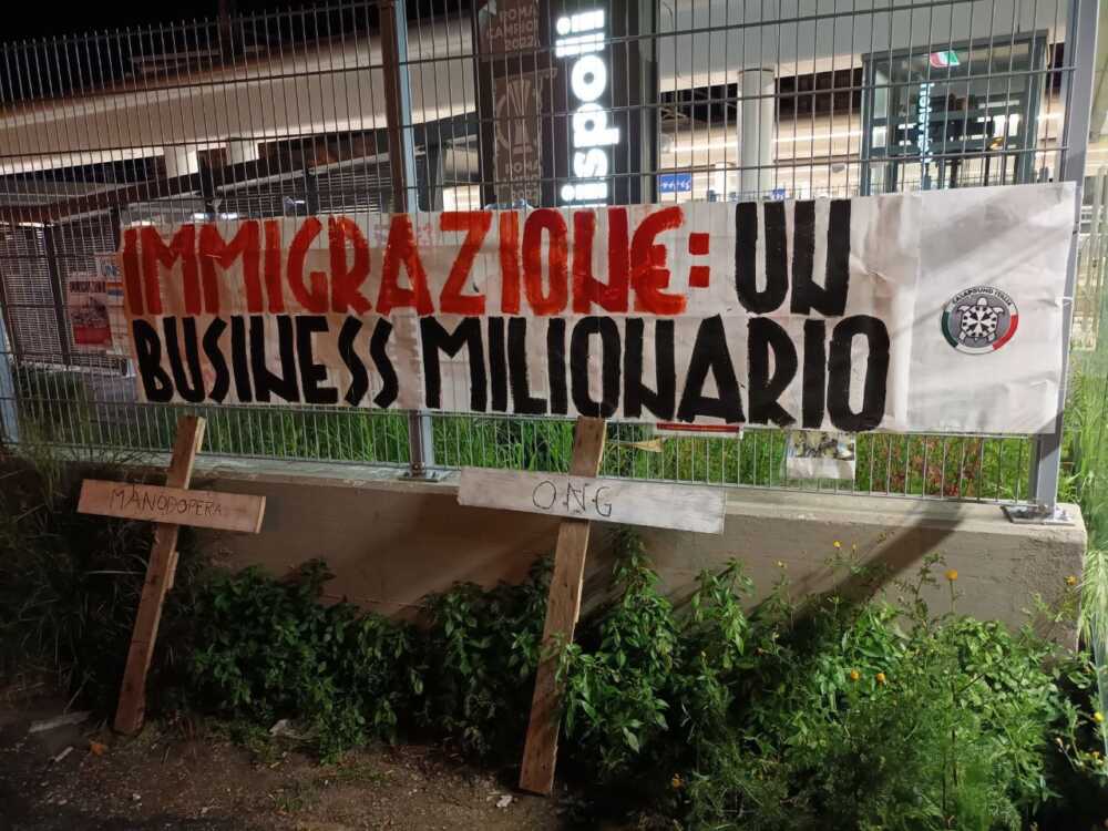 striscione casapound stazione ladispoli