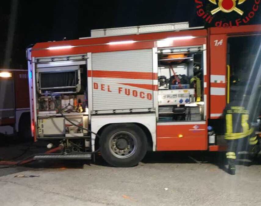 Incendio a Monteverde: fiamme nel negozio di casalinghi