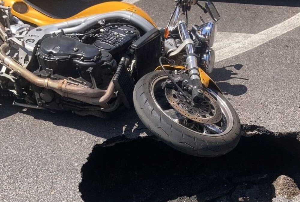 Voragine al Fleming, incidente per un motociclista