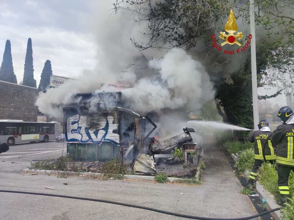 incendio chiosco bar incendio chiosco bar