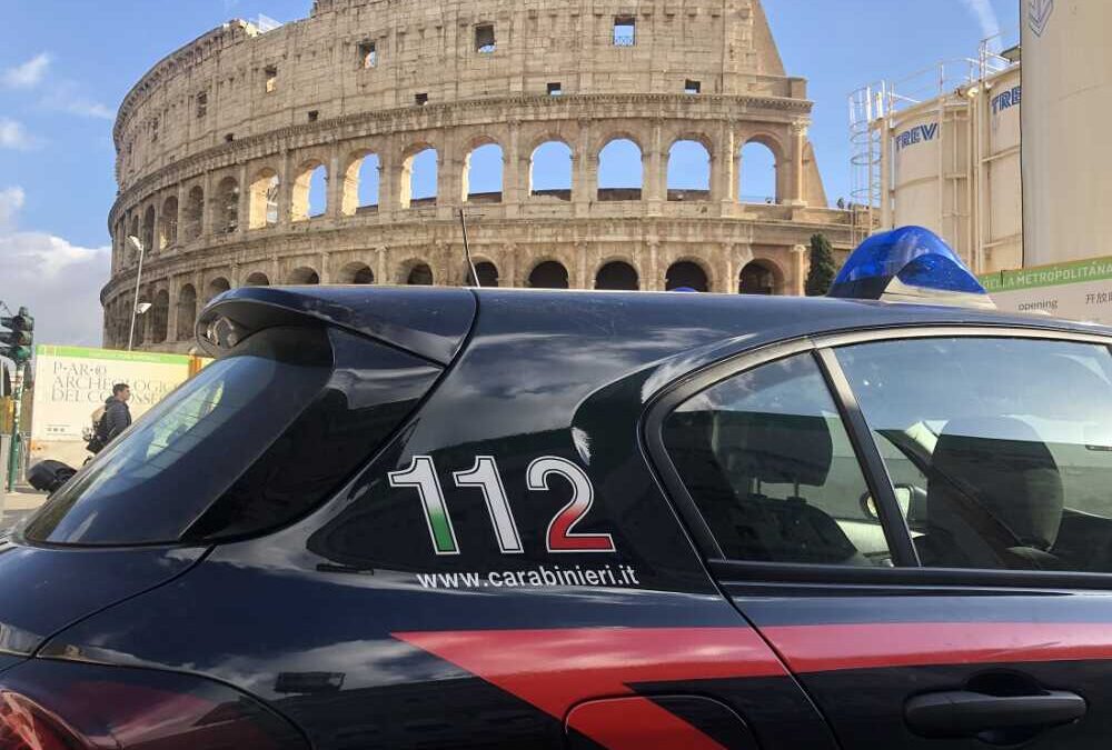 Derubato delle scarpe, poco dopo le vede ai piedi di un altro ragazzo e chiama i carabinieri