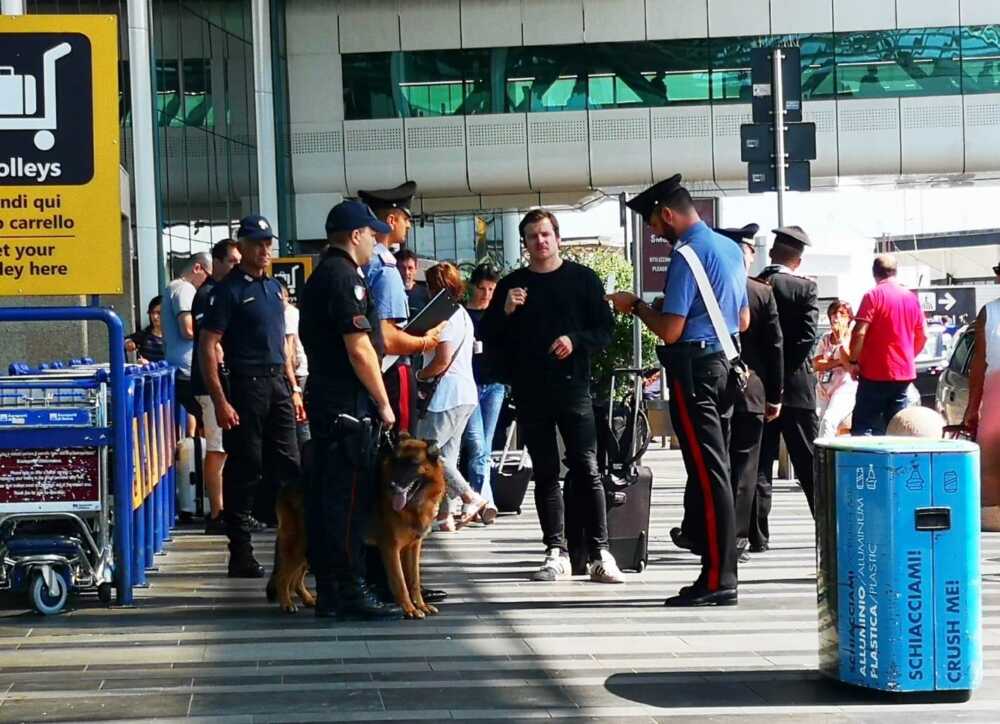 CP AEROPORTI - Controlli dei Carabinieri all'aeroporto di Fiumicino (1)