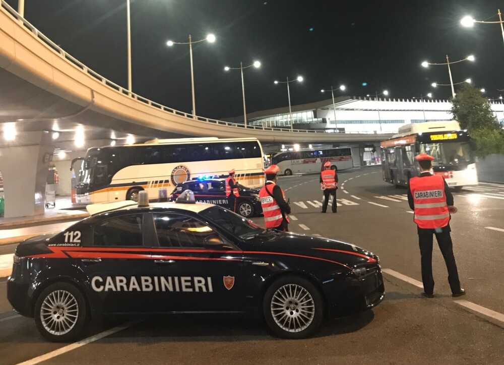CP AEROPORTI – Controlli dei Carabinieri presso l’aeroporto di Fiumicino Leonardo da Vinci (1) CP AEROPORTI - Controlli dei Carabinieri presso l'aeroporto di Fiumicino Leonardo da Vinci (2)