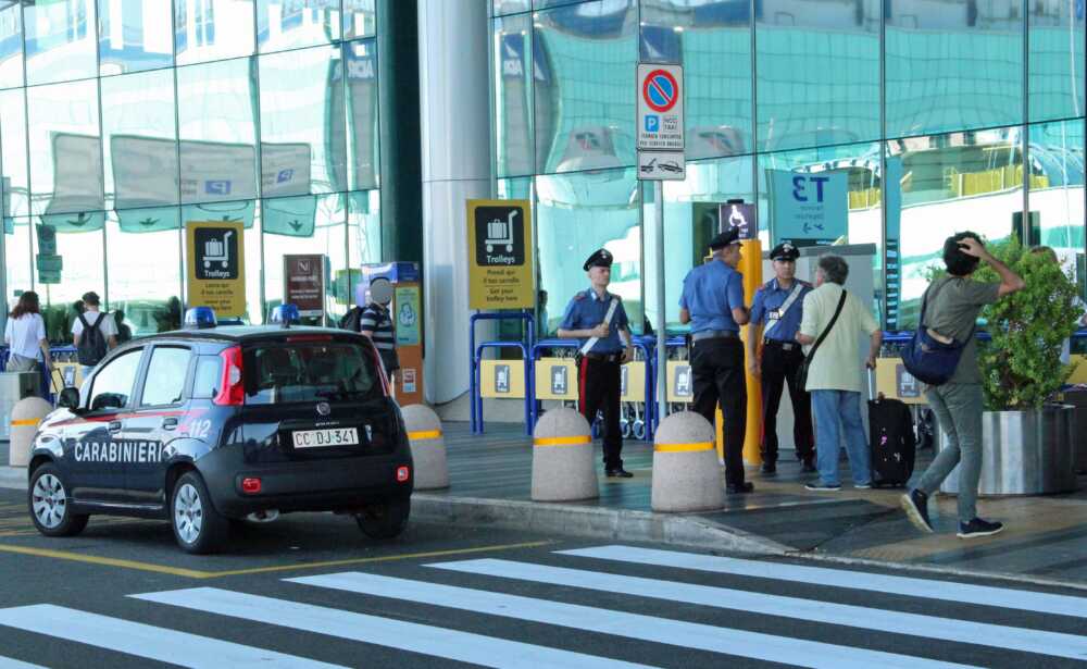 CP AEROPORTI – I controlli dei Carabinieri all’aeroporto di Fiumicino (1) CP AEROPORTI - I controlli dei Carabinieri all'aeroporto di Fiumicino (2)
