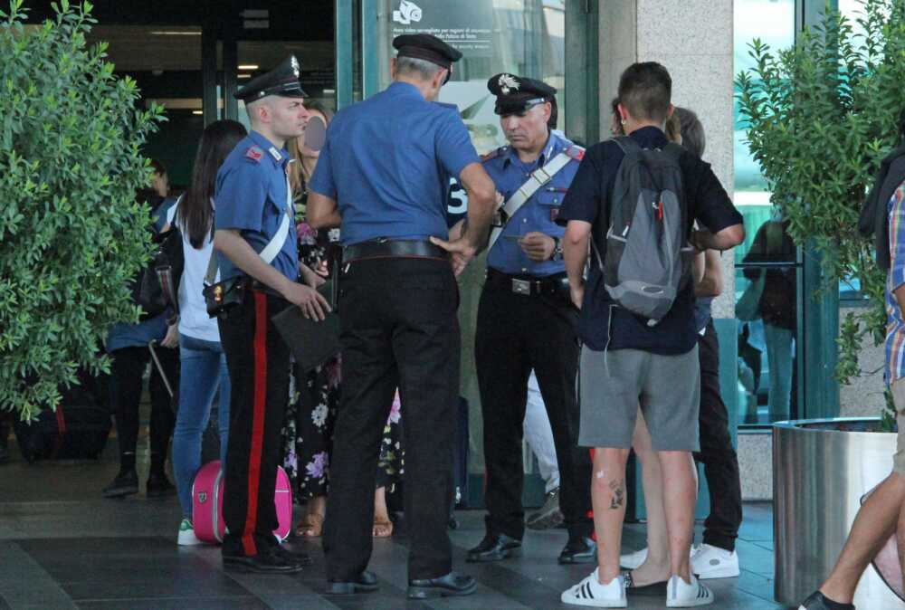 CP AEROPORTI – I controlli dei Carabinieri all’aeroporto di Fiumicino (2) CP AEROPORTI - I controlli dei Carabinieri all'aeroporto di Fiumicino (2)