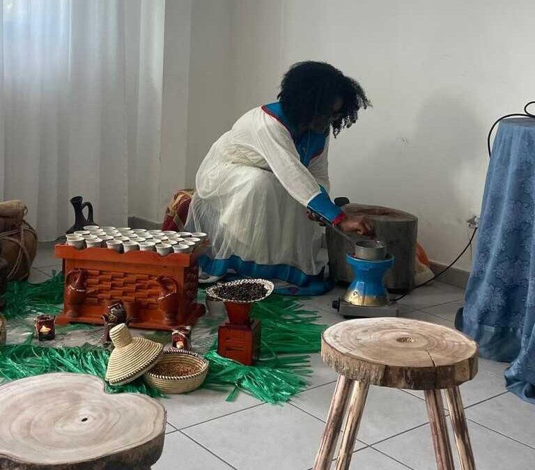 Ladispoli, la cerimonia etiope del caffè protagonista all’Alberghiero