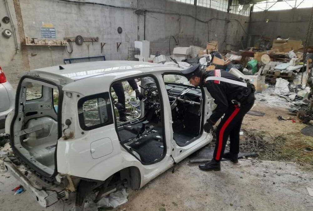Auto cannibalizzate nel capannone abbandonato