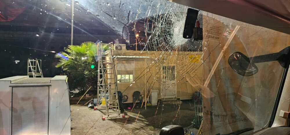 Sassi lanciati contro compattatore Ama in transito, parabrezza danneggiato