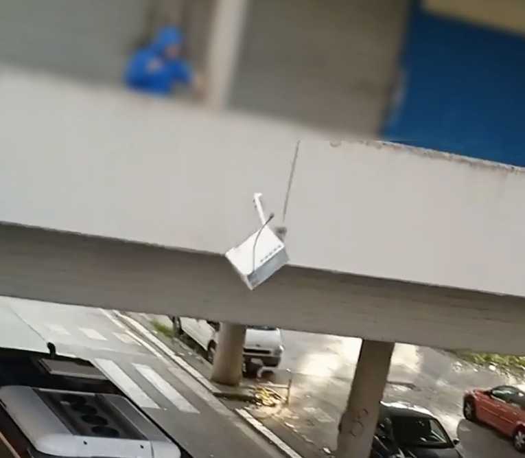 forno lanciato contro bus