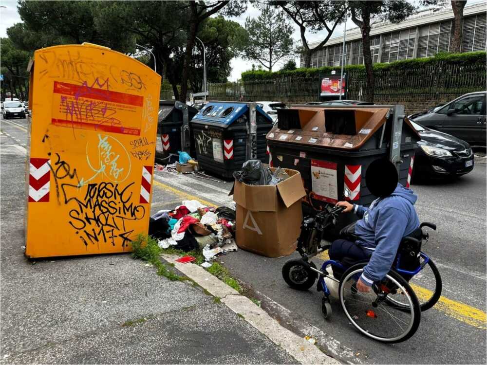 disabile rifiuti roma