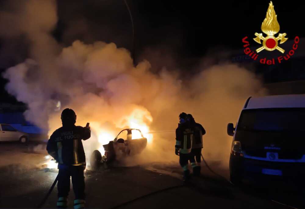 jaguar auto fiamme ladispoli vvf vigili fuoco pompieri