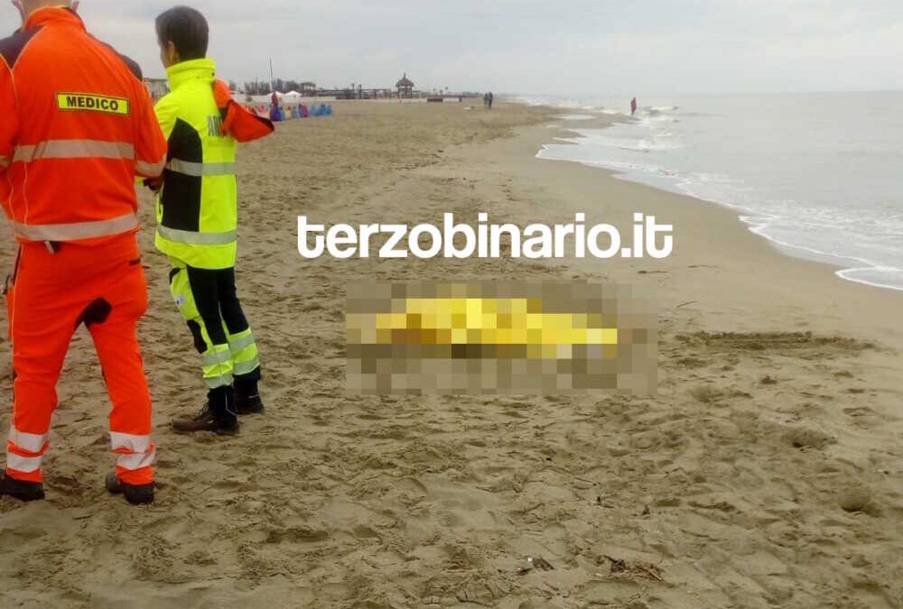 Cadavere di una 50enne sulla spiaggia a Passoscuro