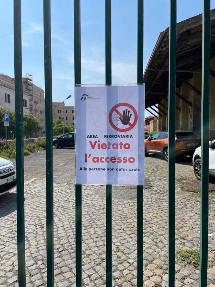 cancello chiuso stazione civitvecchia cancello chiuso stazione civitvecchia