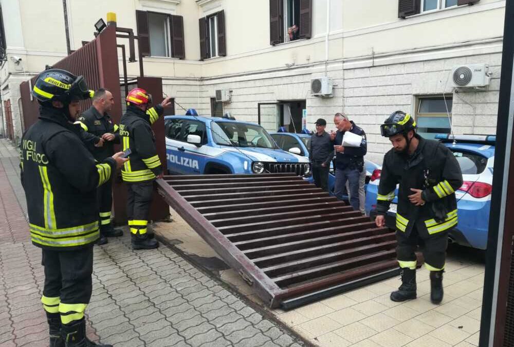 Crolla il cancello del Commissariato, agente illeso per miracolo a Civitavecchia