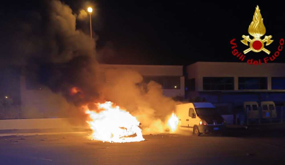 jaguar auto fiamme ladispoli vvf vigili fuoco pompieri