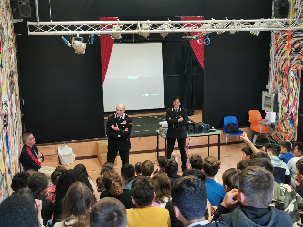il Comandante della Stazione di Ladispoli, Luogotenente Umberto Polizzi e il Maresciallo dei Carabinieri Sara Venuti scuola Melone ladispoli il Comandante della Stazione di Ladispoli, Luogotenente Umberto Polizzi e il Maresciallo dei Carabinieri Sara Venuti scuola Melone ladispoli