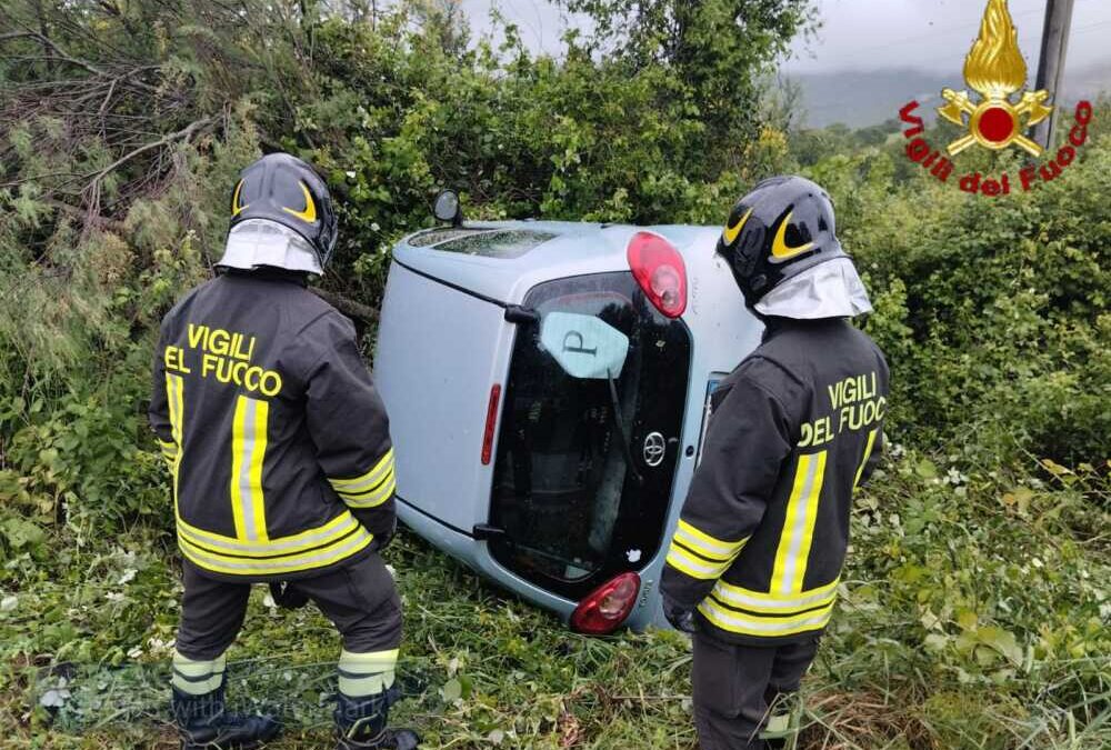 Fuori strada con l’auto, ragazza soccorsa da vigili del fuoco e 118