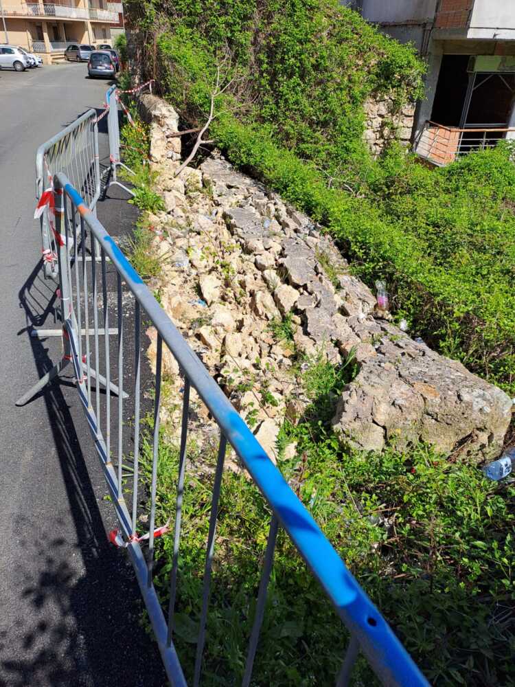 muretto crollato tolfa