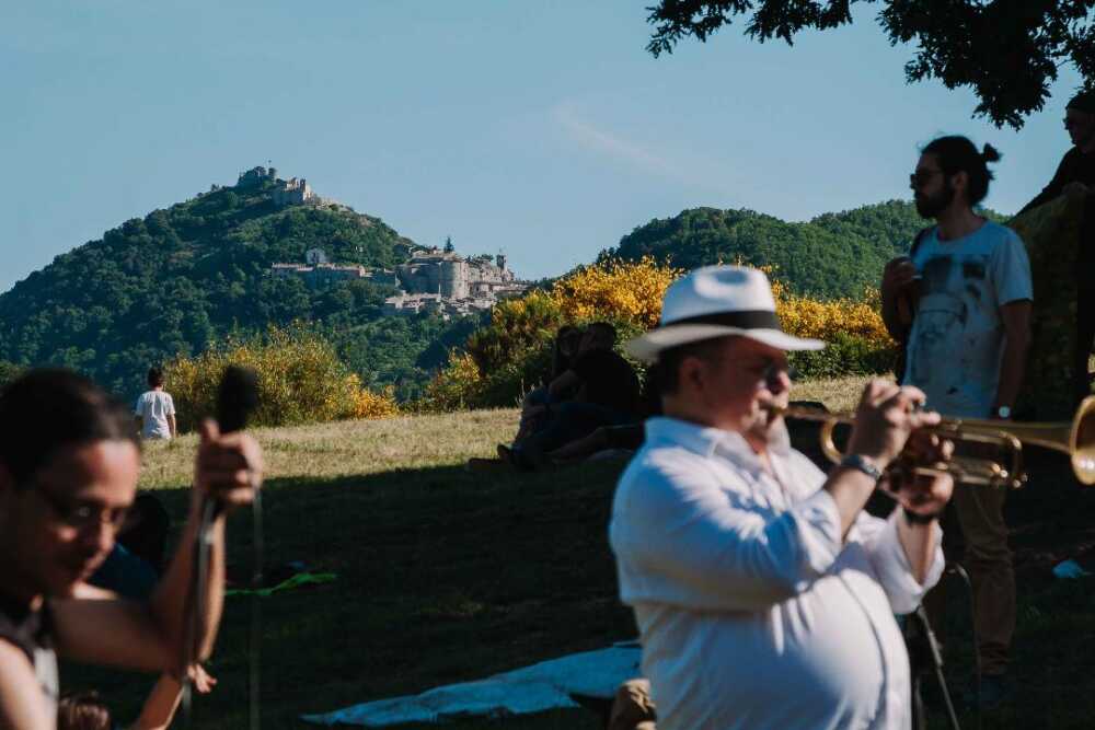 Musica, passeggiate e buon cibo in mezzo alla natura: domenica il primo Picnic di Tolfa Jazz