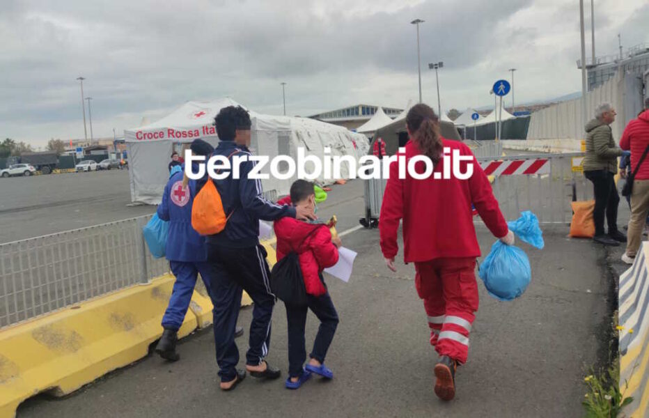 sbarco migranti ocean viking civitavecchia fratelli