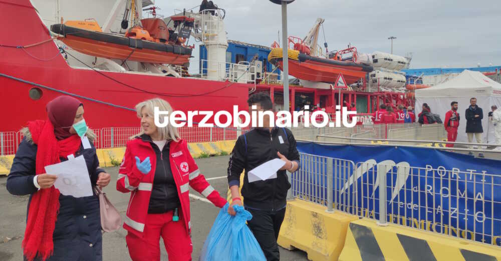 sbarco migranti ocean viking civitavecchia madre figlio