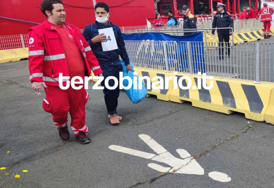 sbarco migranti ocean viking civitavecchia scalzi 1