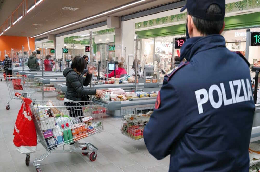 «Non mi ero accorta dell’assenza della cassiera» ed esce con il carrello dal supermercato di Ladispoli senza pagare